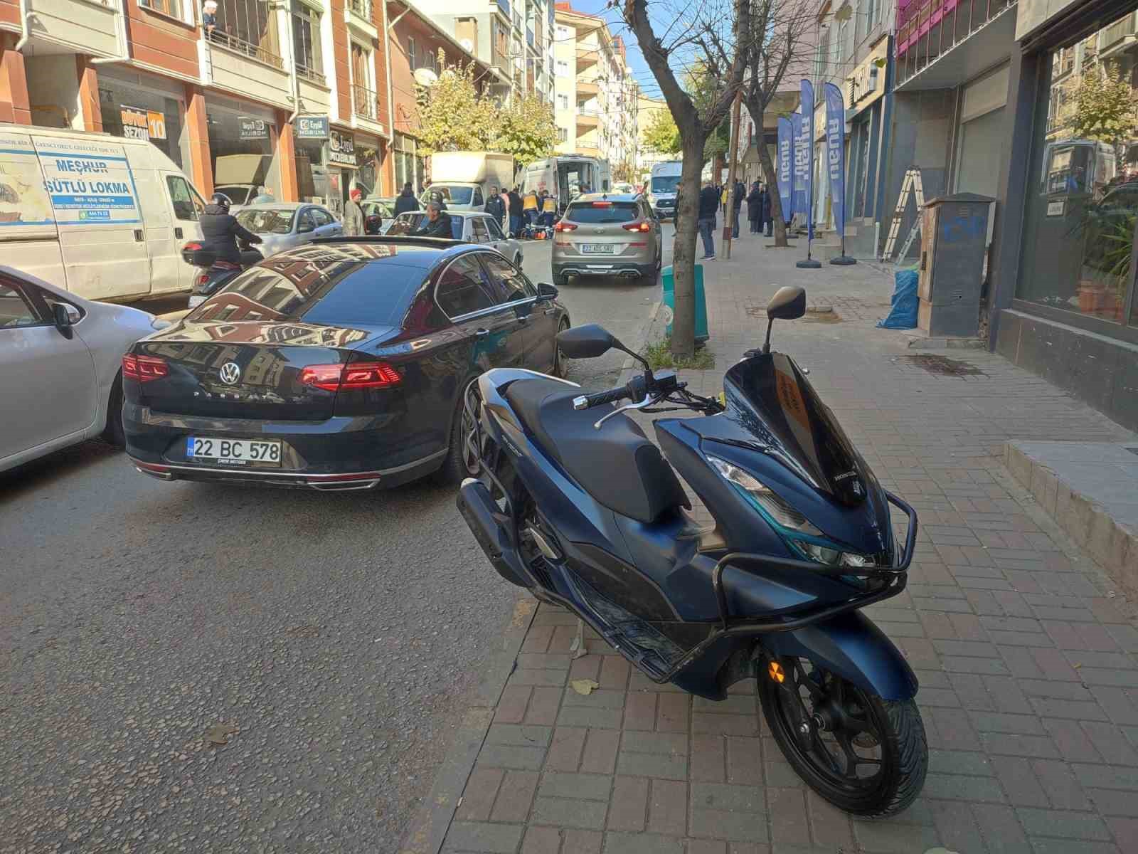 Motosikletin yayaya çarptığı kazada 1’i ağır 3 kişi yaralandı
