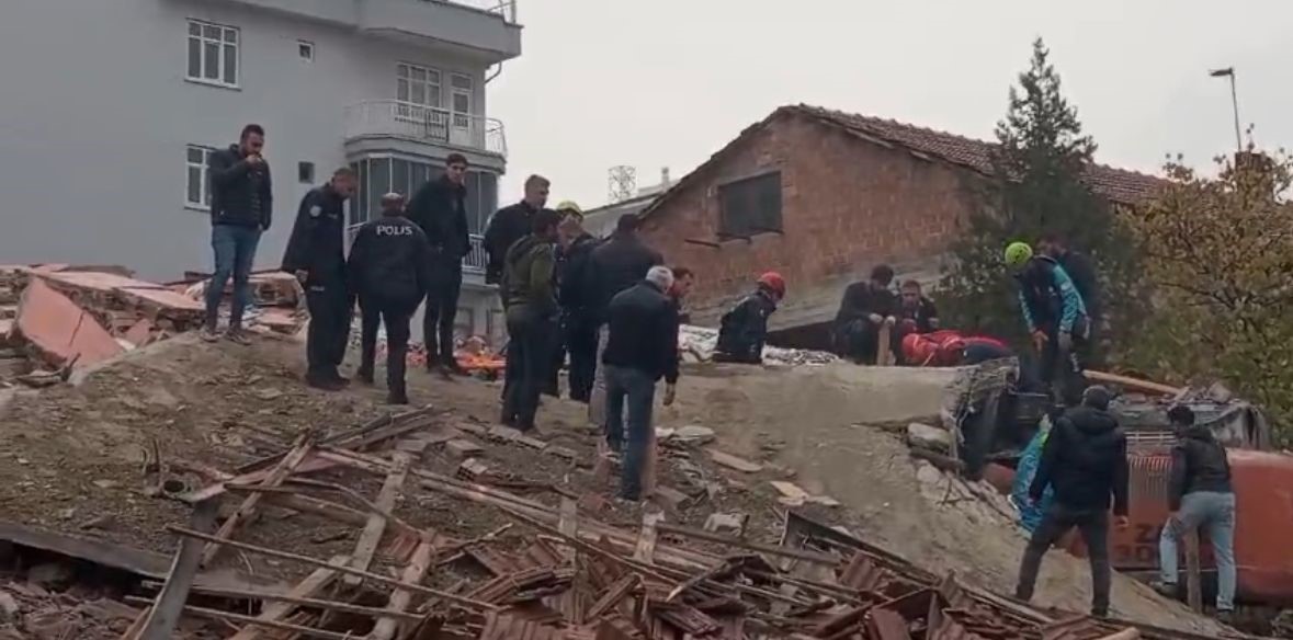 Malatya’nın Yeşilyurt ilçesinde ağır hasarlı 4 katlı bir binada yıkım sırasında göçük meydana gelirken kepçe operatörü enkaz altında kaldı. Olay yerine çok sayıda arama kurtarma ekibi sevk edildi.
