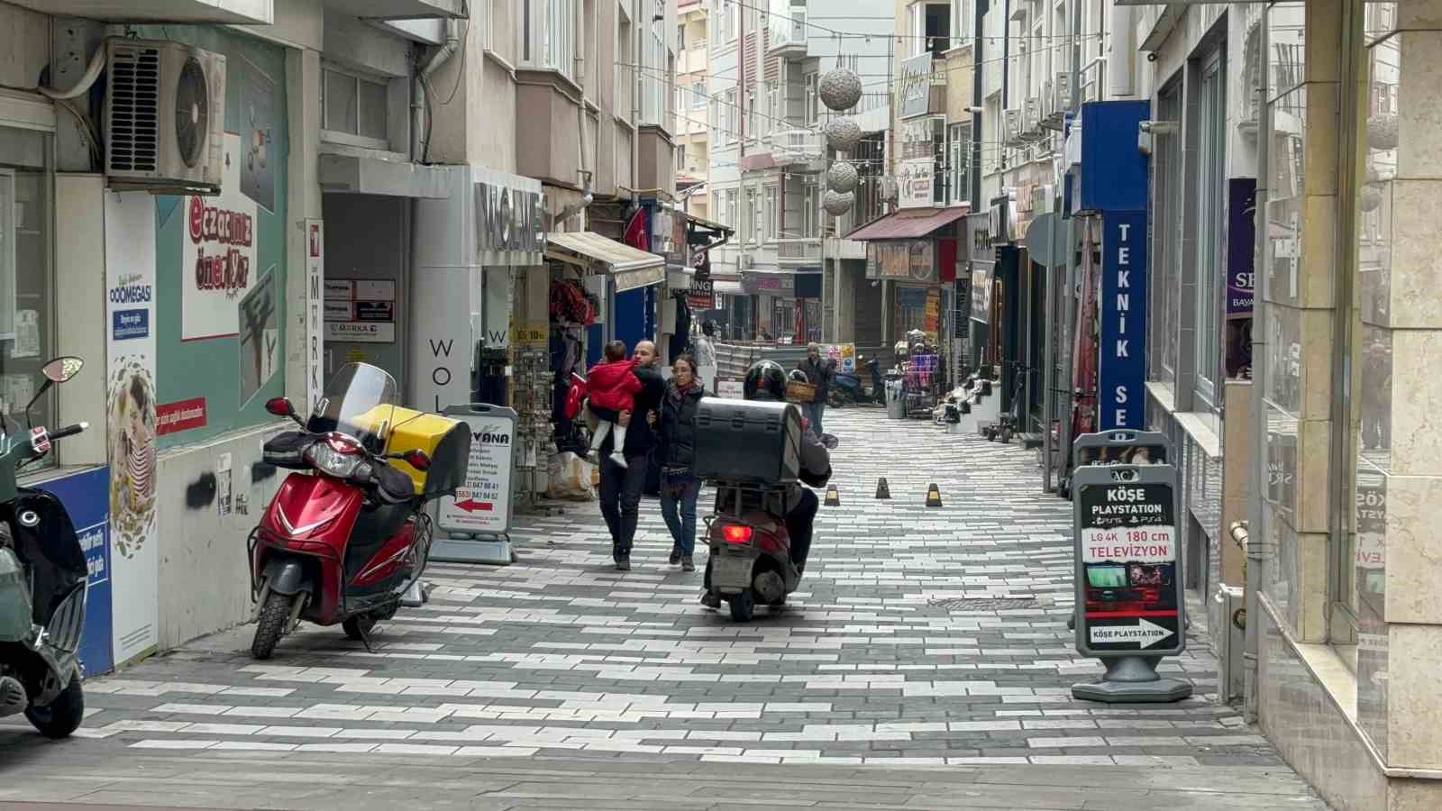 Polis, girilmesi yasak olan caddeye giren sürücülere göz açtırmadı
