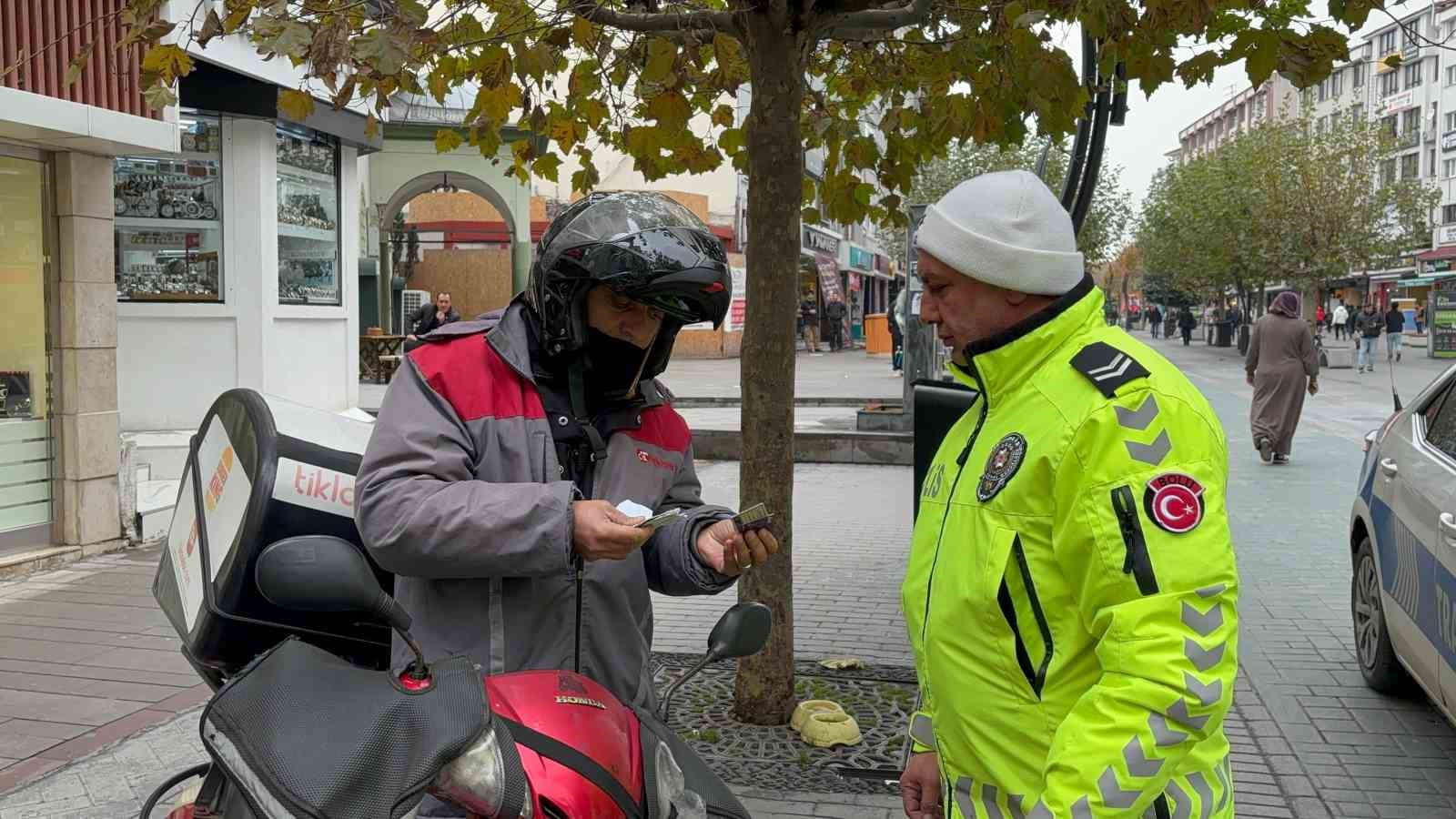 Polis, girilmesi yasak olan caddeye giren sürücülere göz açtırmadı
