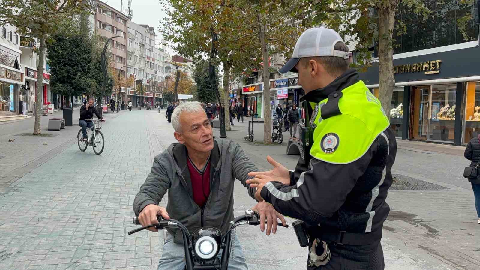 Polis, girilmesi yasak olan caddeye giren sürücülere göz açtırmadı
