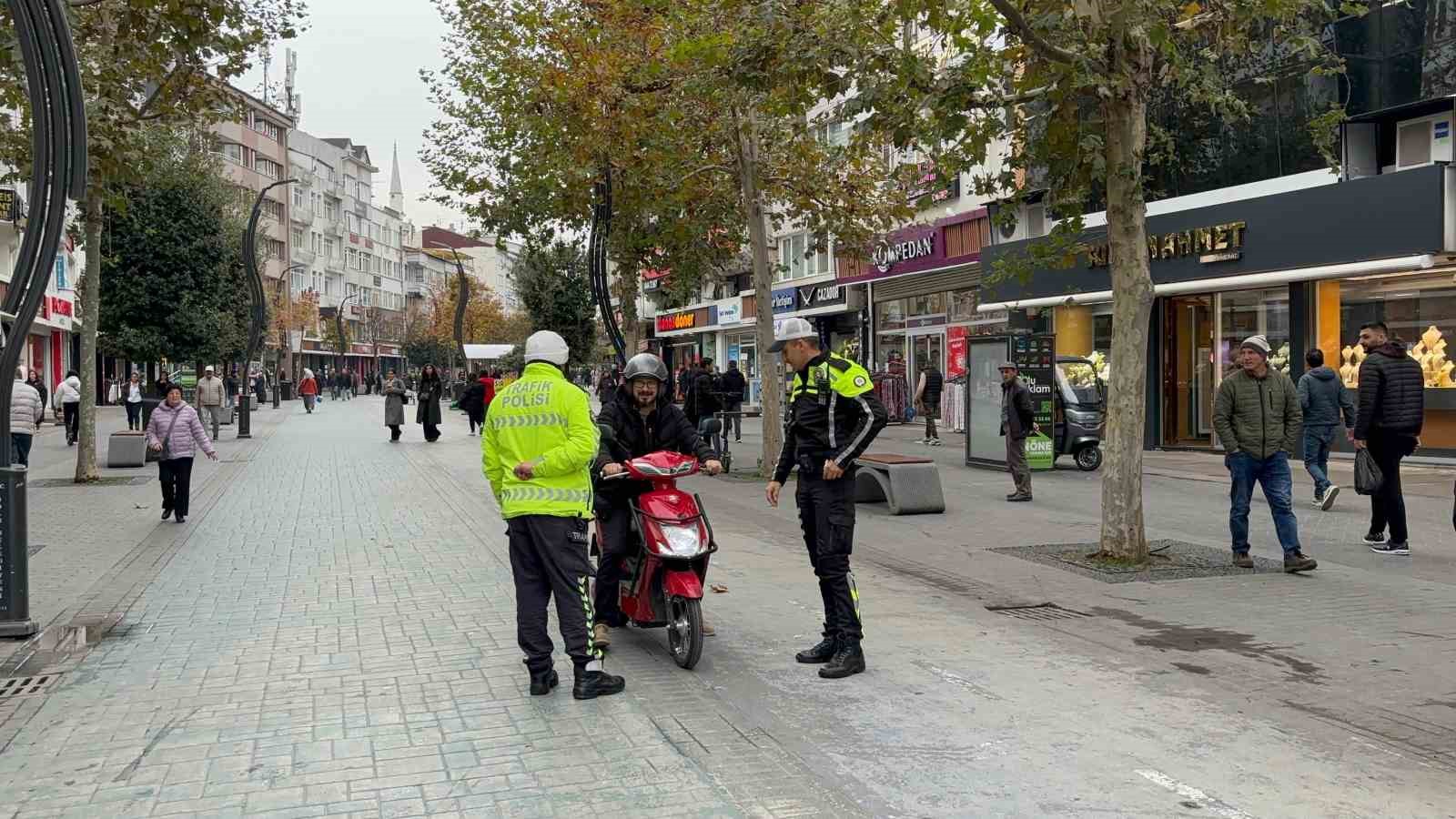 Polis, girilmesi yasak olan caddeye giren sürücülere göz açtırmadı
