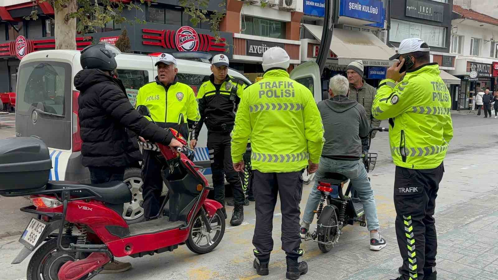 Polis, girilmesi yasak olan caddeye giren sürücülere göz açtırmadı
