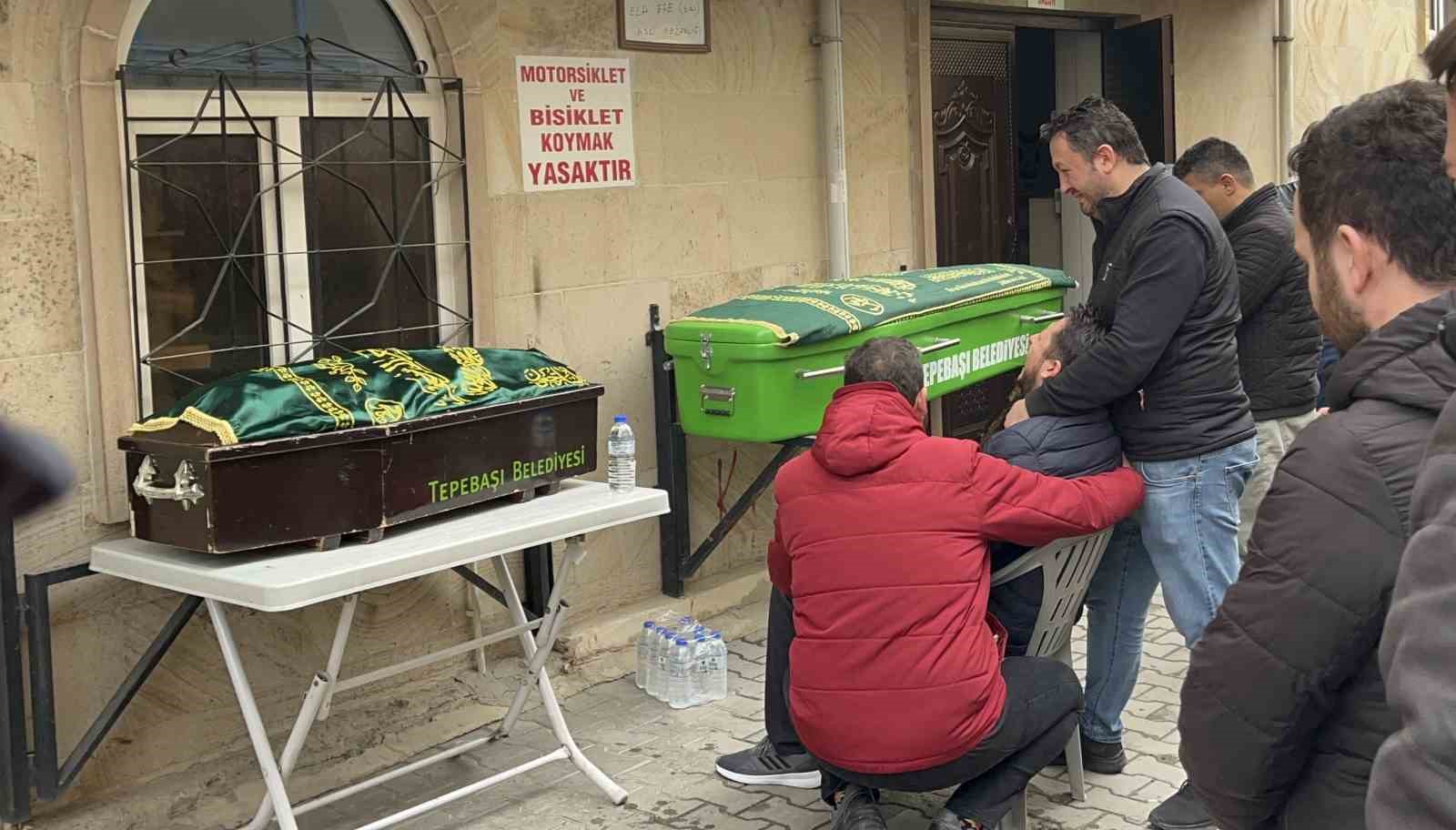 Yeliz öğretmen ve minik kızı gözyaşlarıyla son yolculuğuna uğurlandı
