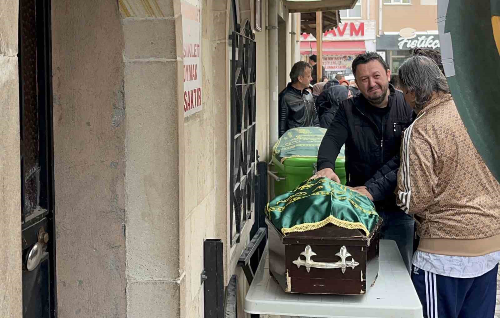 Yeliz öğretmen ve minik kızı gözyaşlarıyla son yolculuğuna uğurlandı
