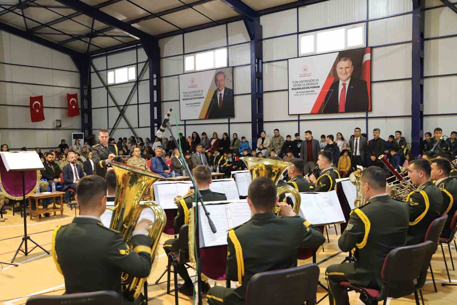 Askeri Bando ekibinden Çukurca’da unutulmaz konser
