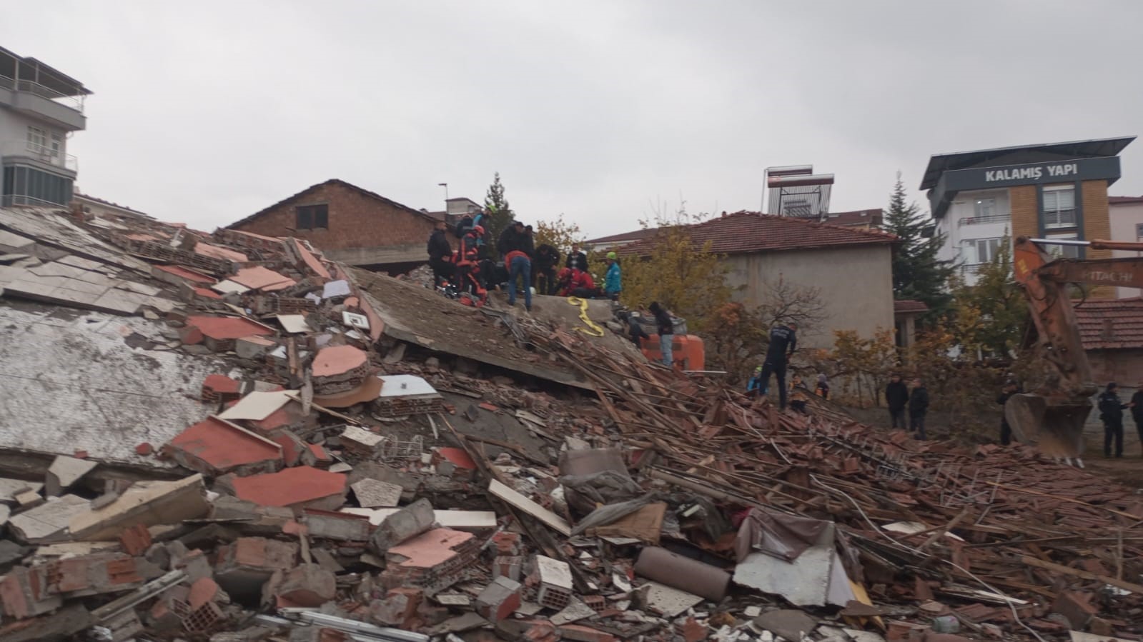 Enkaz altında kalan kepçe operatörünü kurtarma çalışmaları devam ediyor
