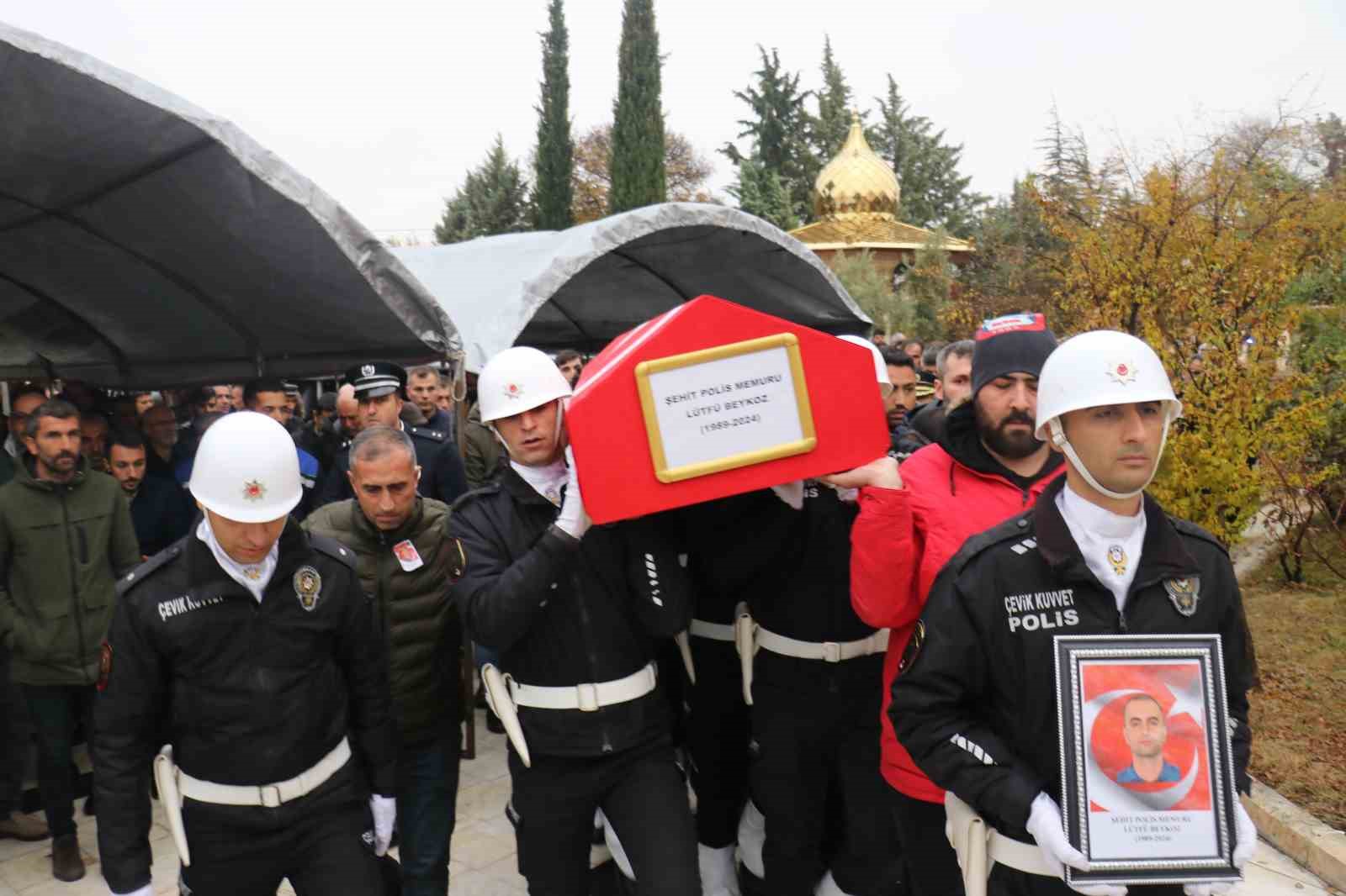 Trafik kazasına müdahale ederken şehit olan polis memuru son yolculuğuna uğurlandı
