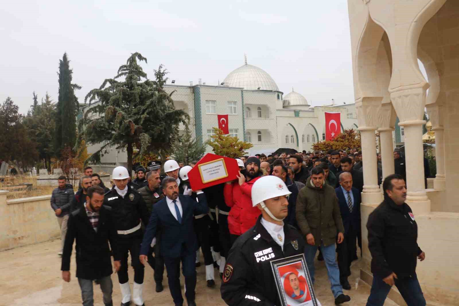 Trafik kazasına müdahale ederken şehit olan polis memuru son yolculuğuna uğurlandı
