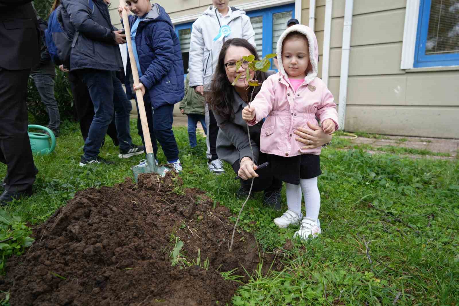 Diyabetli çocuklar, ’Diyabet Ormanı’na fidan dikti
