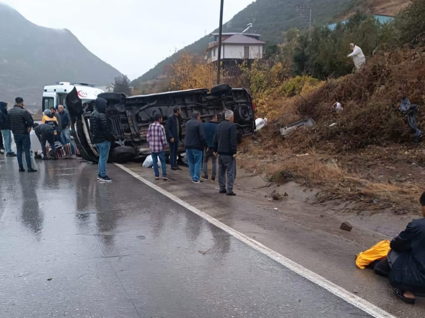 Osmaniye’de yolcu minibüsü devrildi: 6 kişi yaralandı
