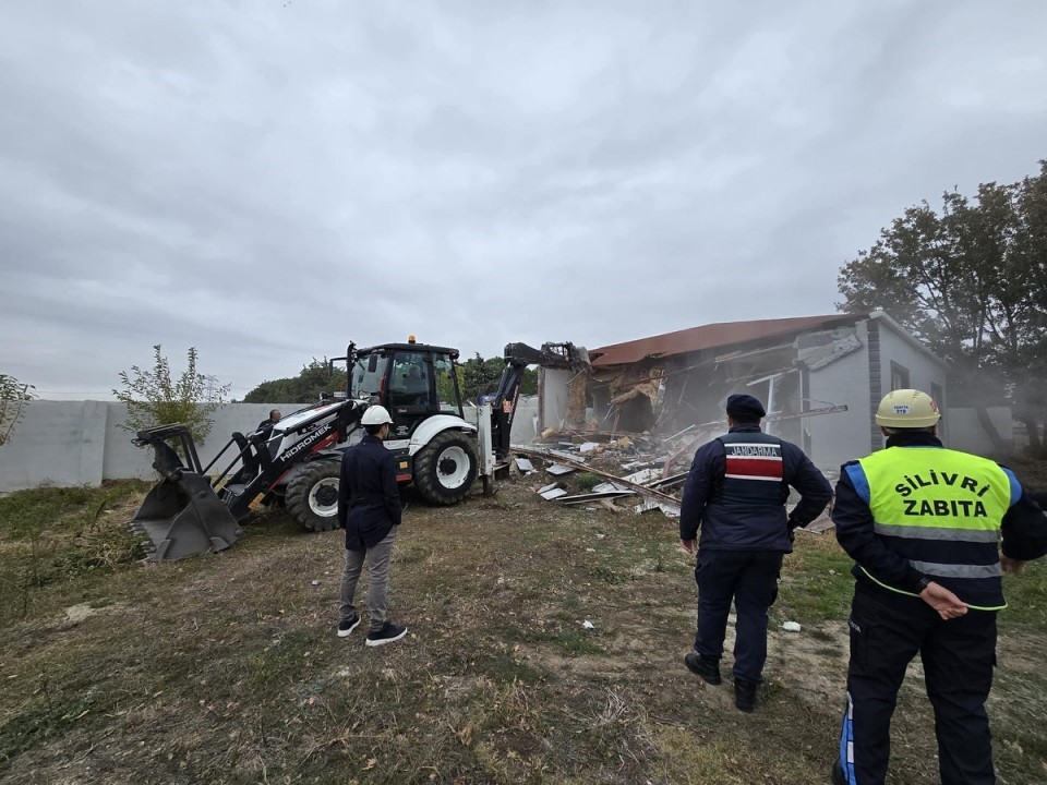 Silivri’de kaçak 5 yapının yıkımı yapıldı
