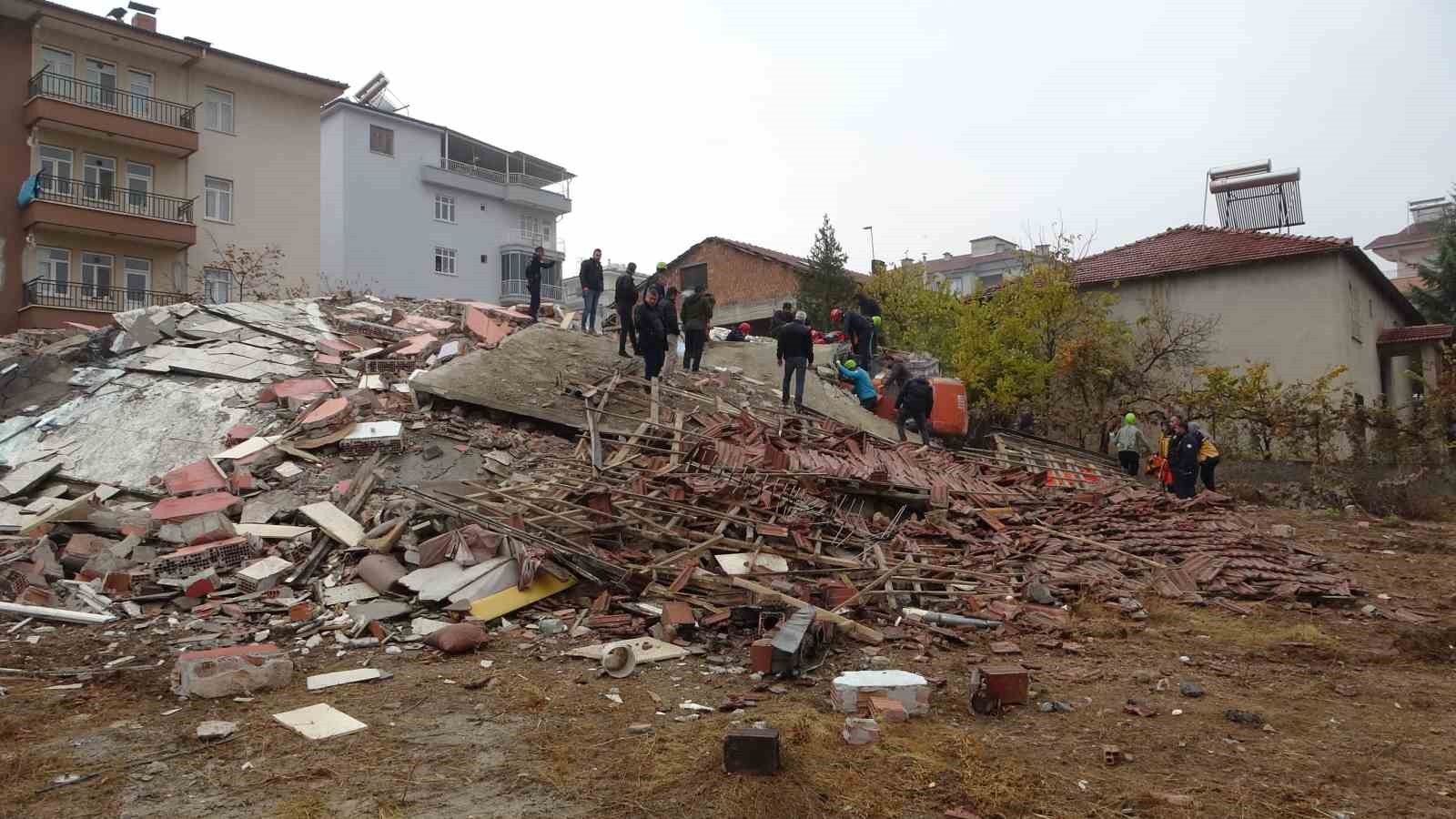 Malatya’da yıkım esnasında enkaz altında kalan operatör kurtarıldı
