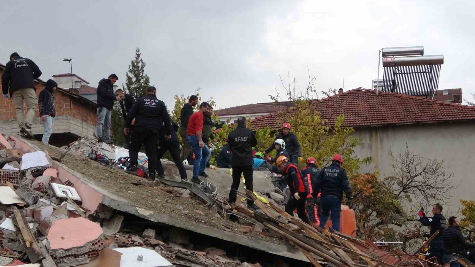 Malatya’da yıkım esnasında enkaz altında kalan operatör kurtarıldı
