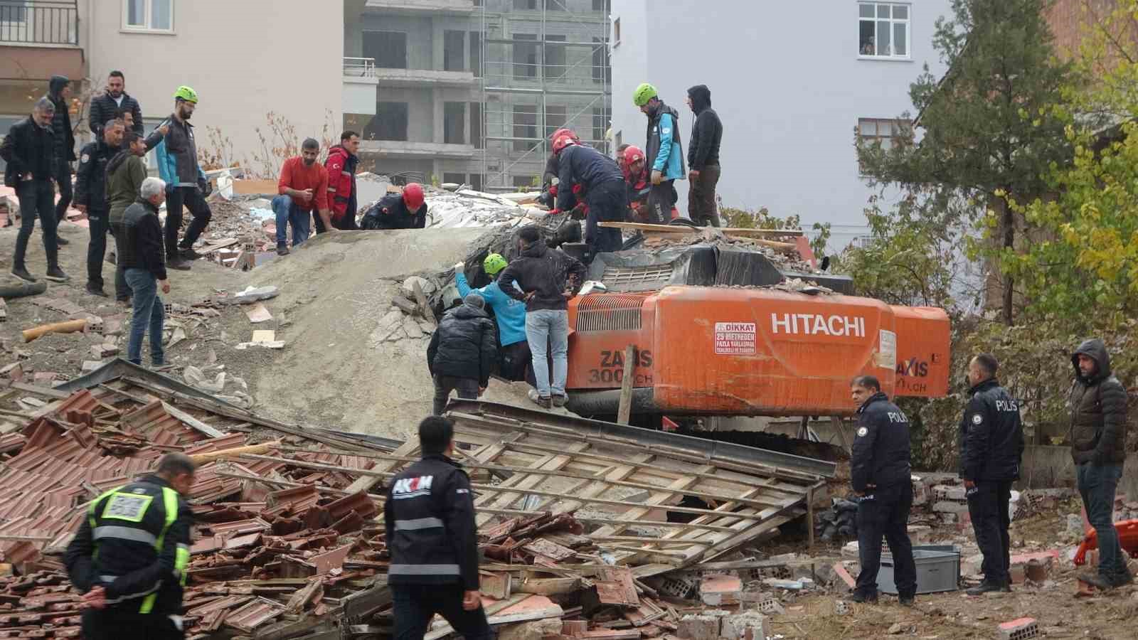 Malatya’da yıkım esnasında enkaz altında kalan operatör kurtarıldı
