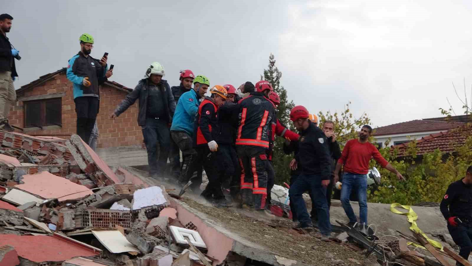 Malatya’da yıkım esnasında enkaz altında kalan operatör kurtarıldı
