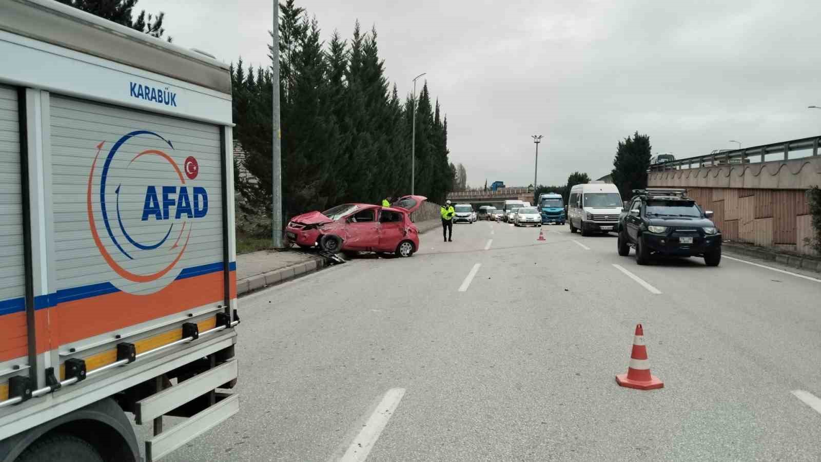 Karabük’te otomobil aydınlatma direğine çarptı: 1’i ağır 3 yaralı
