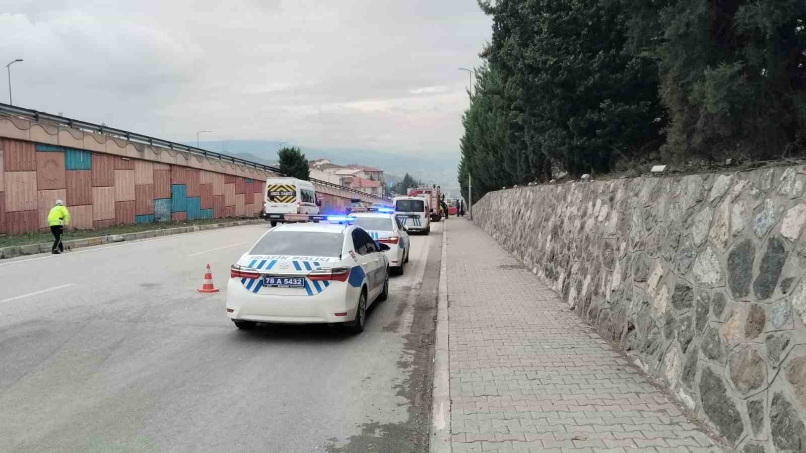 Karabük’te otomobil aydınlatma direğine çarptı: 1’i ağır 3 yaralı
