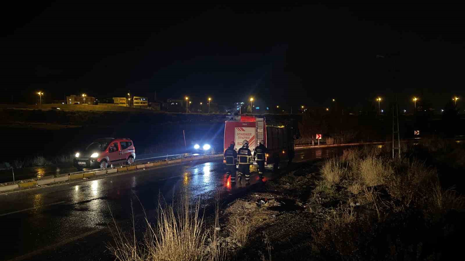 Diyarbakır’da hemzemin geçitte tren otomobile çarptı
