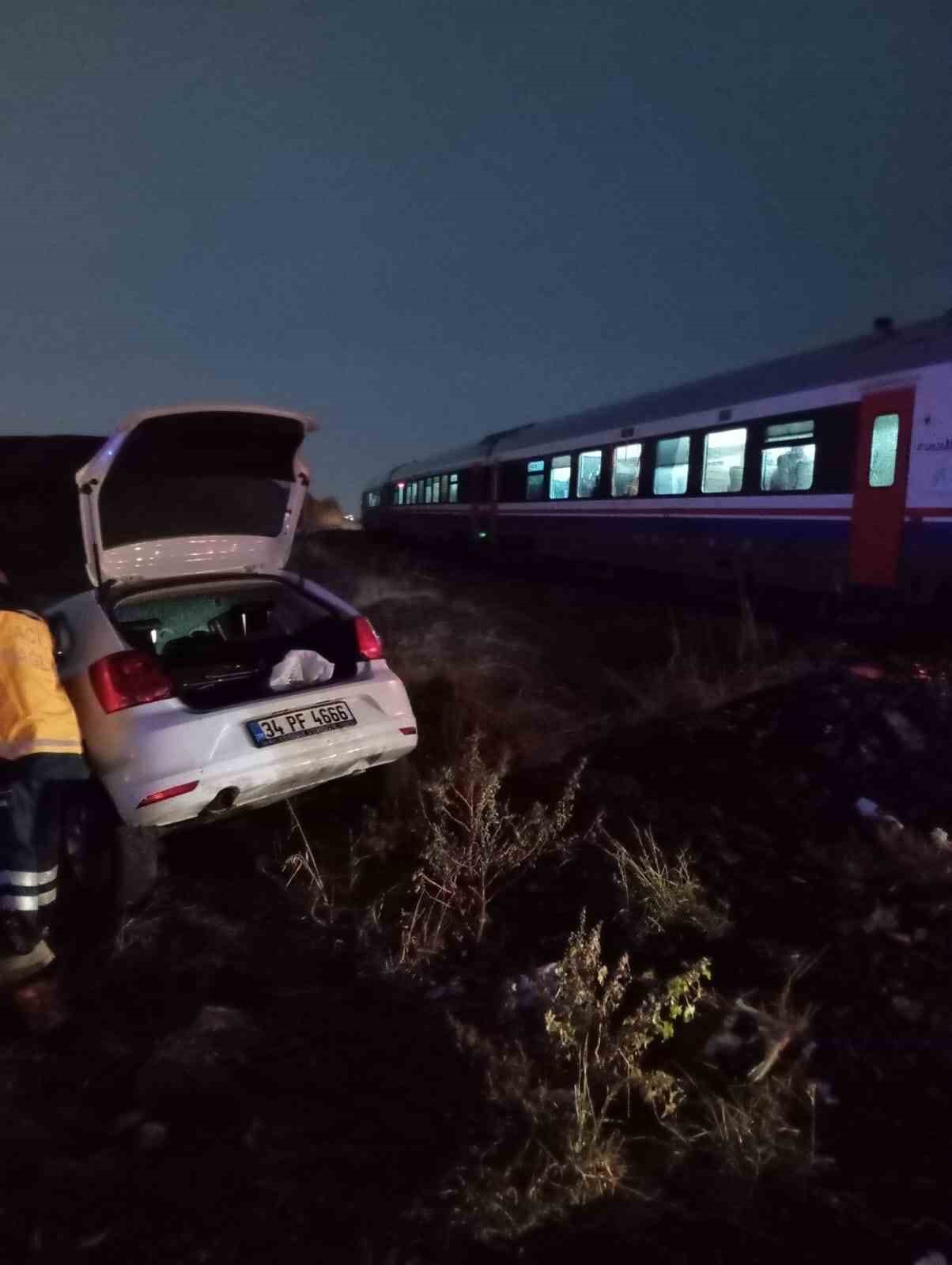 Diyarbakır’da hemzemin geçitte tren otomobile çarptı
