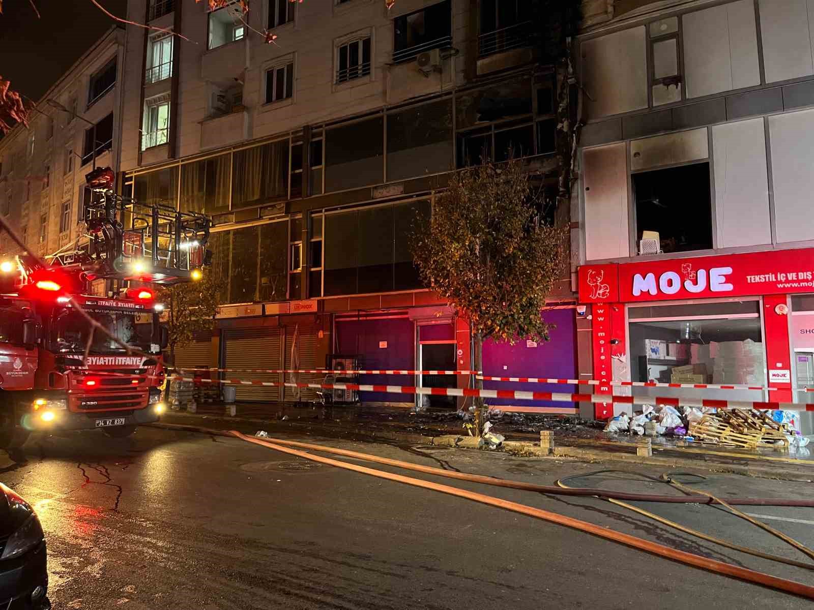 Esenyurt’ta tekstil atölyesinde yangın: Dumandan etkilenen şahsa dakikalarca kalp masajı yapıldı
