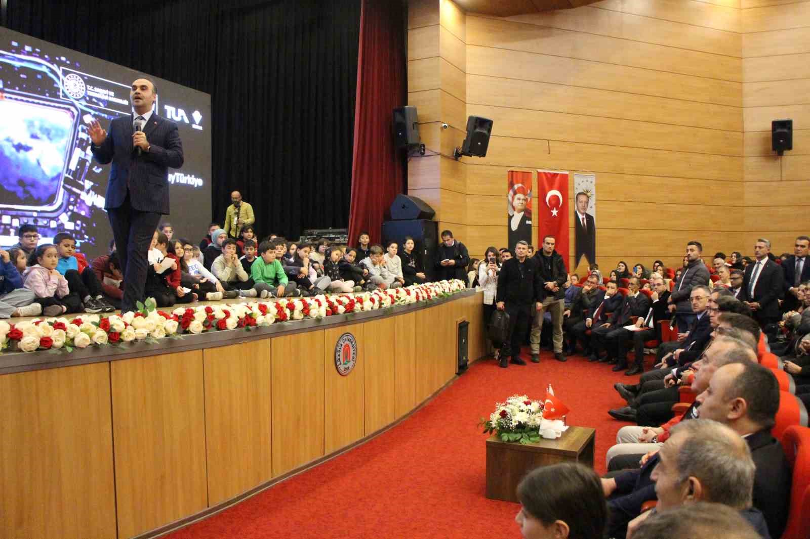 Bakan Kacır: “Ay misyonunu da hep birlikte başaracağız”
