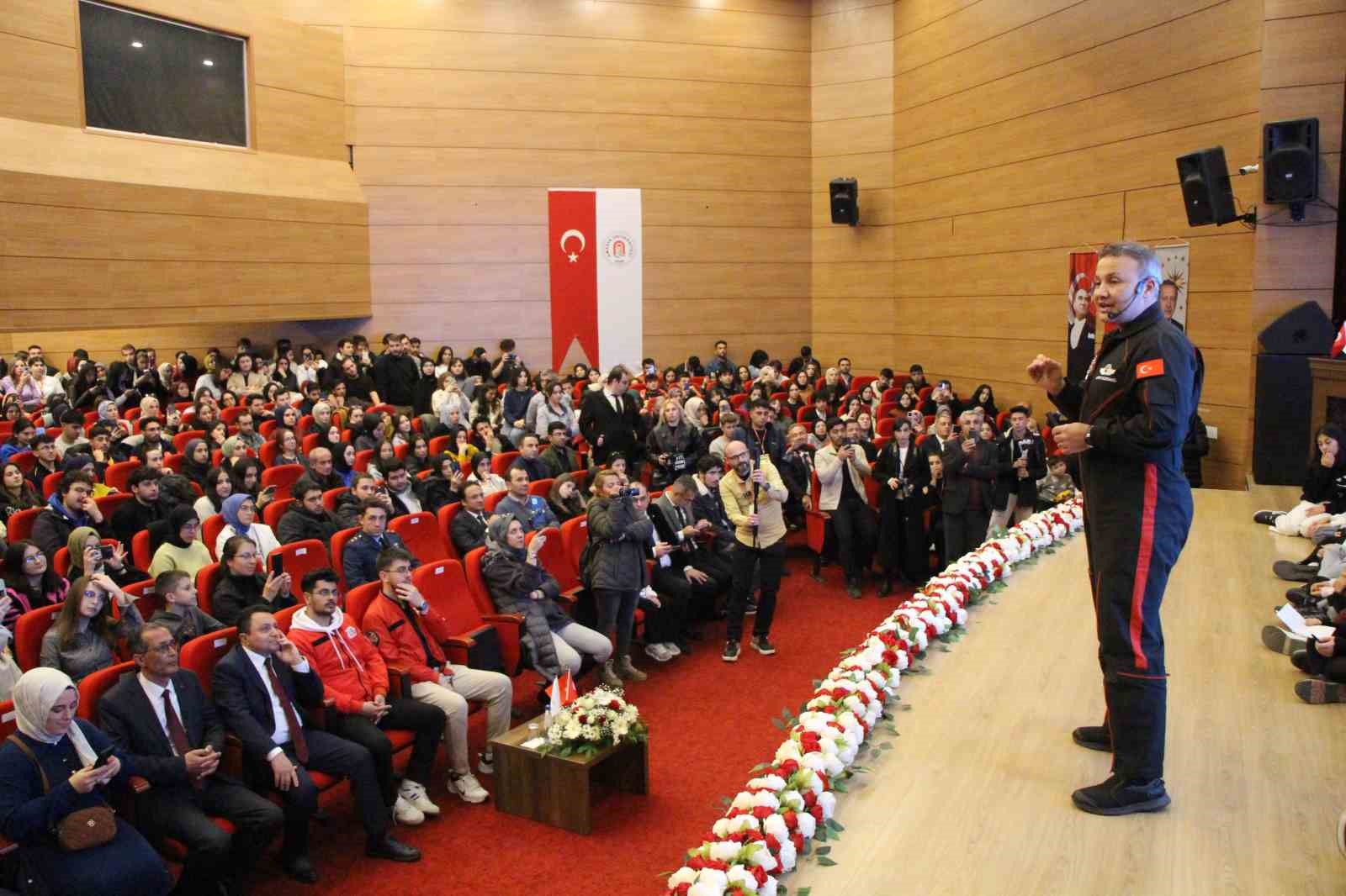 Bakan Kacır: “Ay misyonunu da hep birlikte başaracağız”
