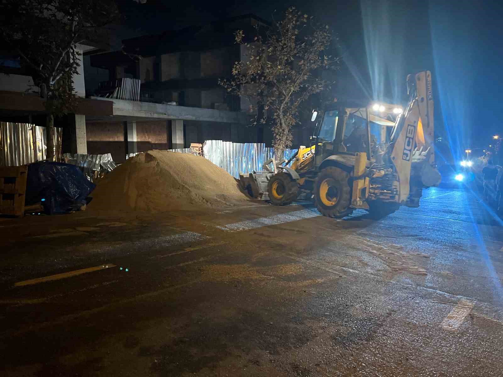 Beylikdüzü’nde bir inşaat firmasının yola döktüğü kum kazaya neden oldu
