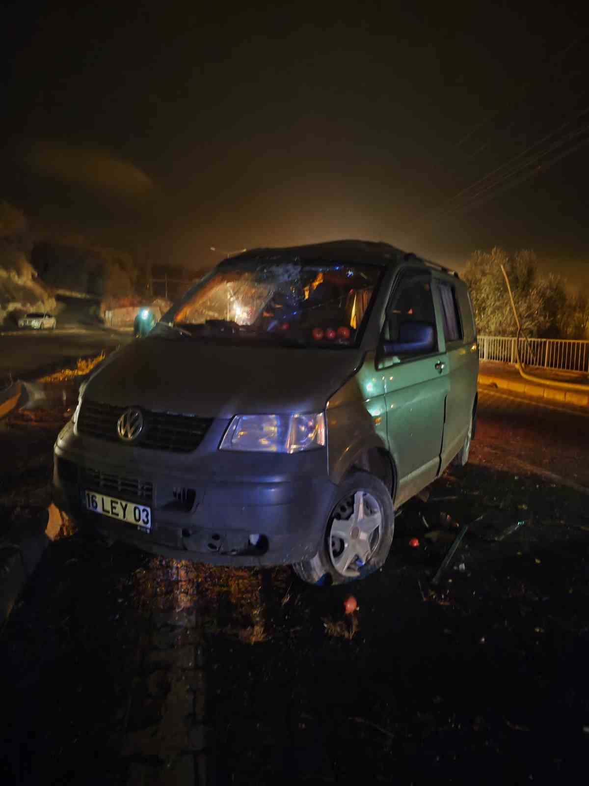 Sivas’ta minibüs aydınlatma direğine çarptı: 1’i ağır 2 yaralı
