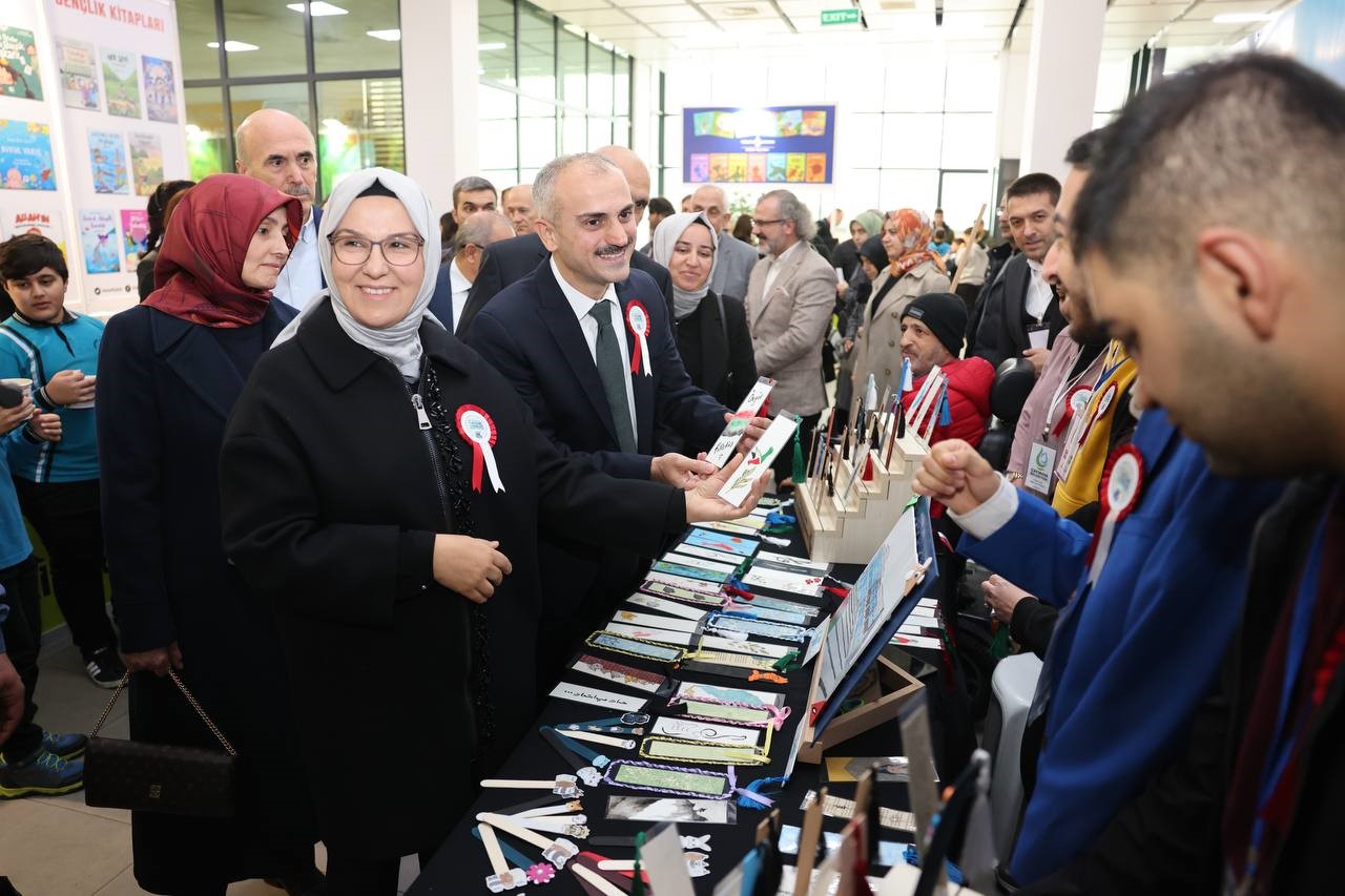 Özel bireylerden kitap günlerine özel çalışma
