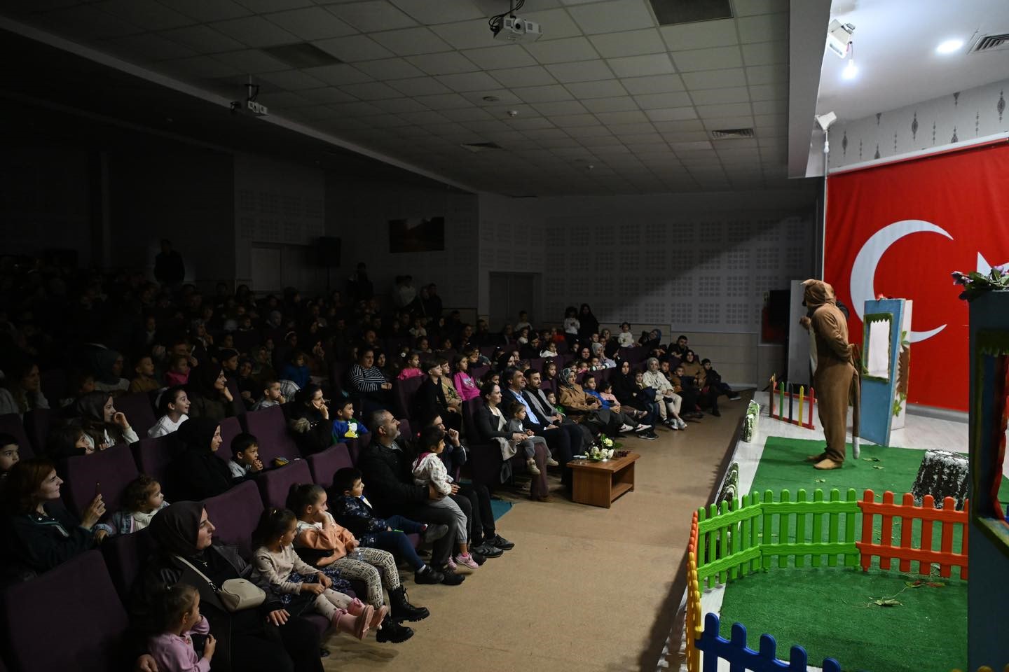 Minikler Kurnaz Tilki’nin maceralarını izledi
