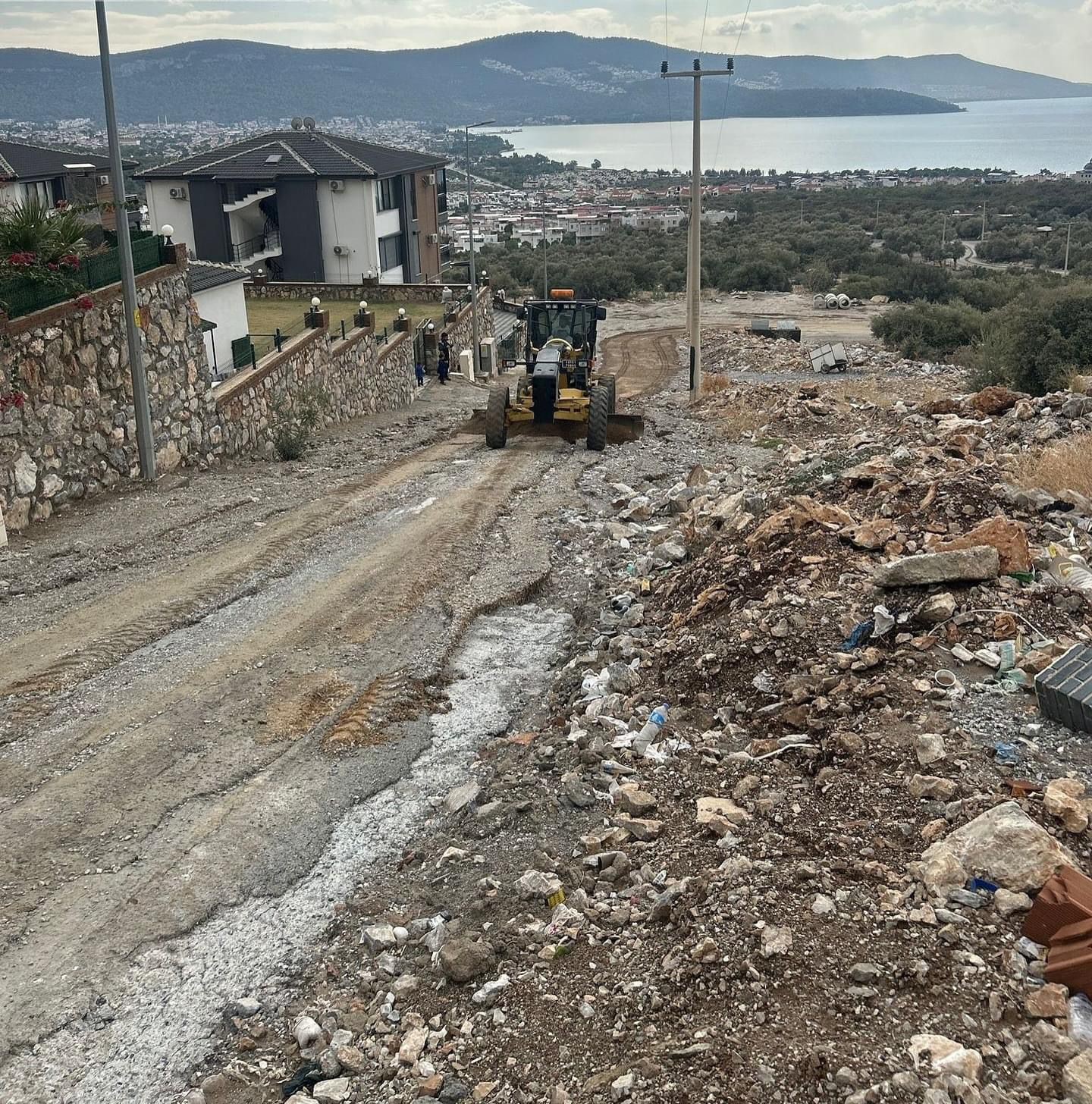 Didim’de sağanak yağıştan sonra zarar gören yollar onarıldı
