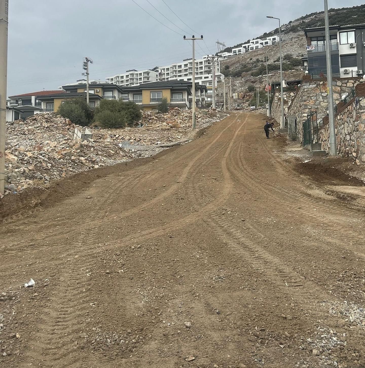 Didim’de sağanak yağıştan sonra zarar gören yollar onarıldı
