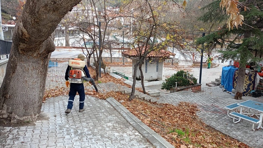 Kütahya’da sonbahar temizliği, belediye ekipleri sahada
