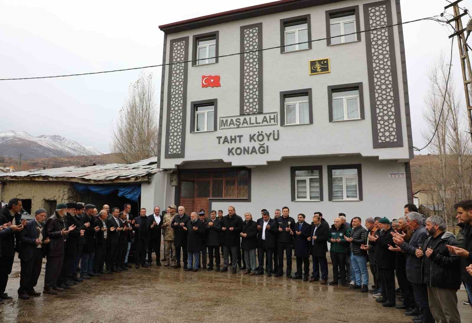 Bayburt’ta şehit Ömer Halis Demir adına yaptırılan çeşmenin ve Taht köyü konağının dualarla açılışı yapıldı
