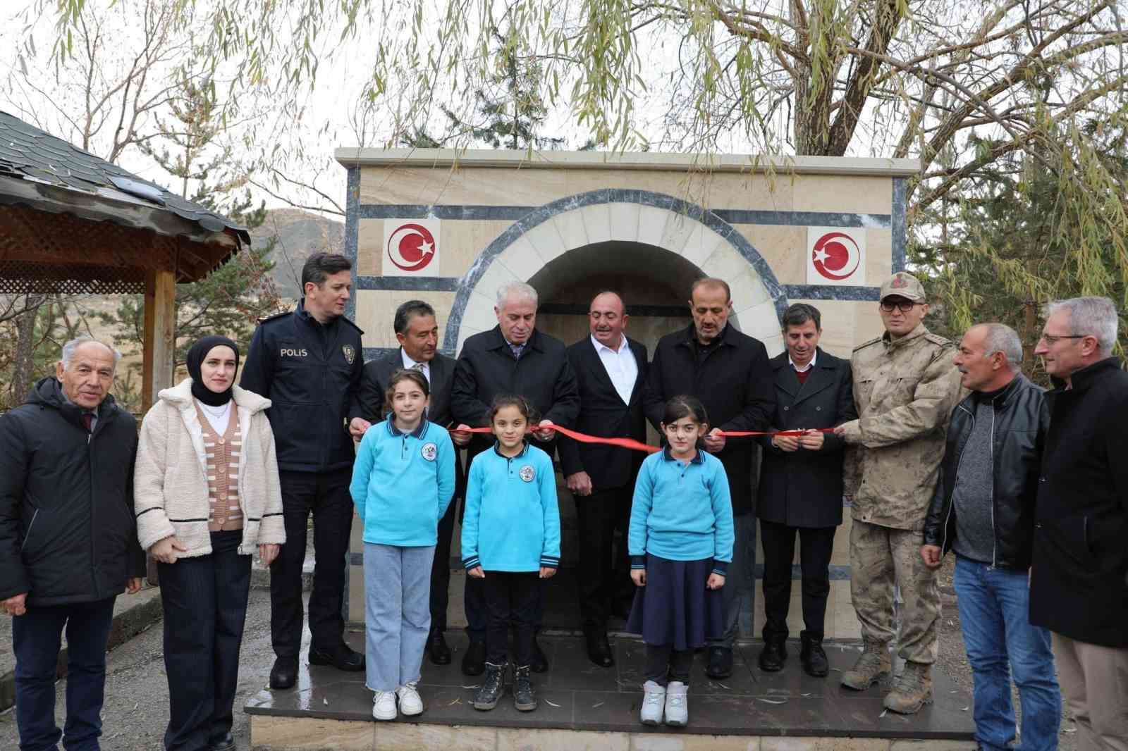 Bayburt’ta şehit Ömer Halis Demir adına yaptırılan çeşmenin ve Taht köyü konağının dualarla açılışı yapıldı
