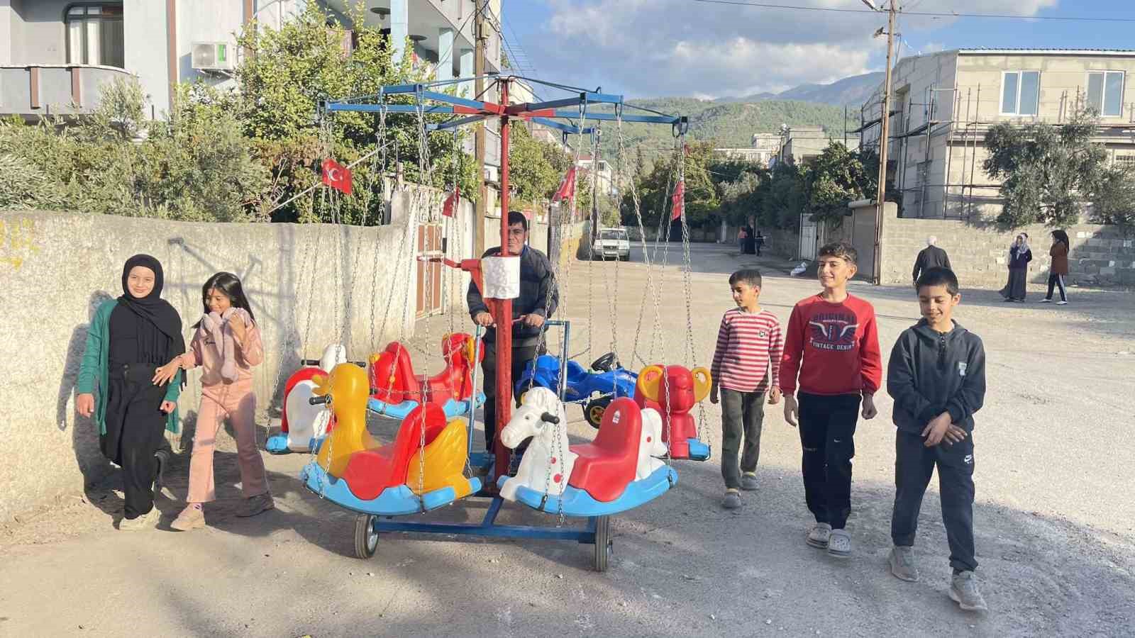 Seyyar atlı karıncasıyla, depremzede çocuklara sokak sokak mutluluk dağıtıyor
