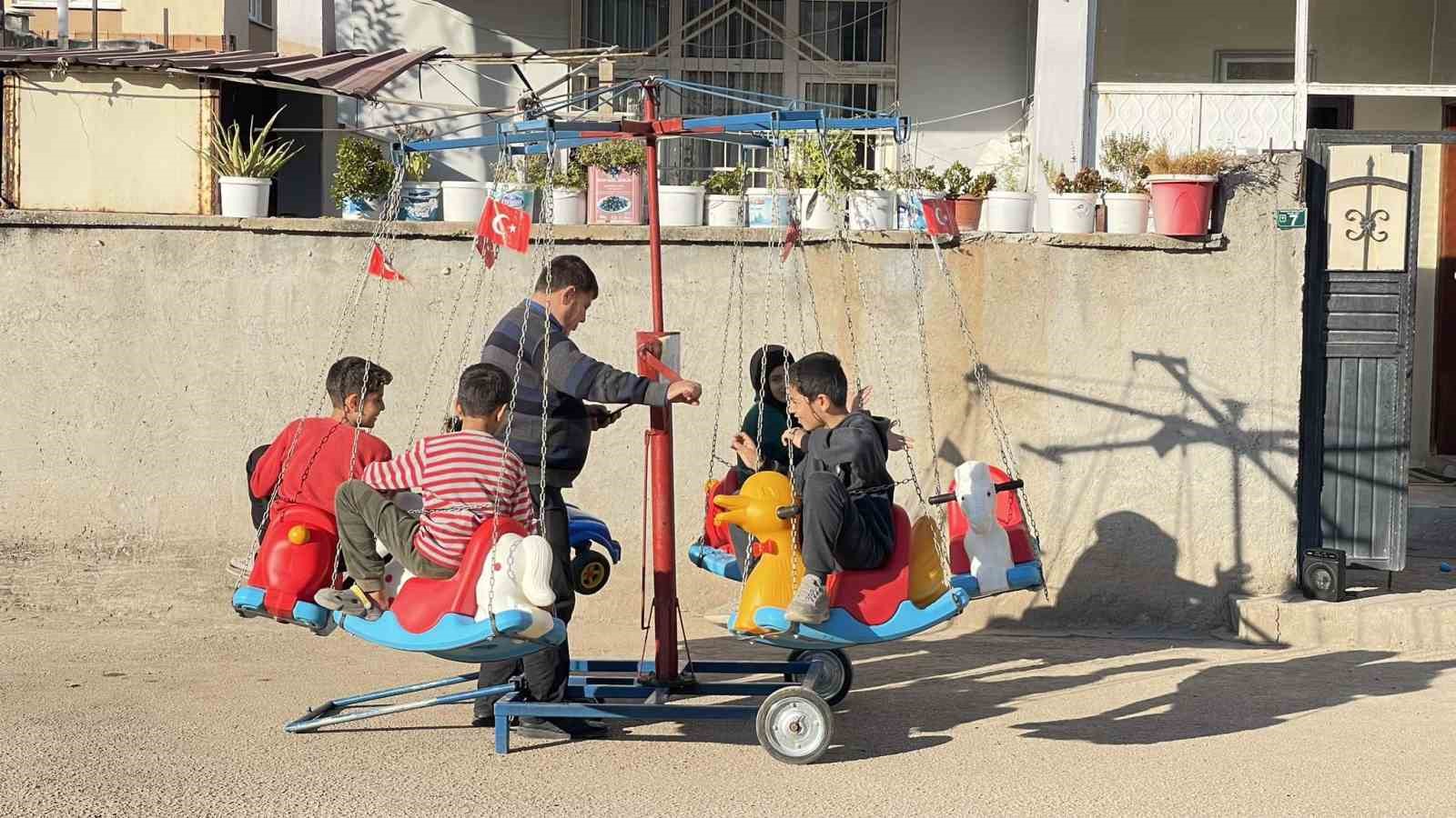 Seyyar atlı karıncasıyla, depremzede çocuklara sokak sokak mutluluk dağıtıyor
