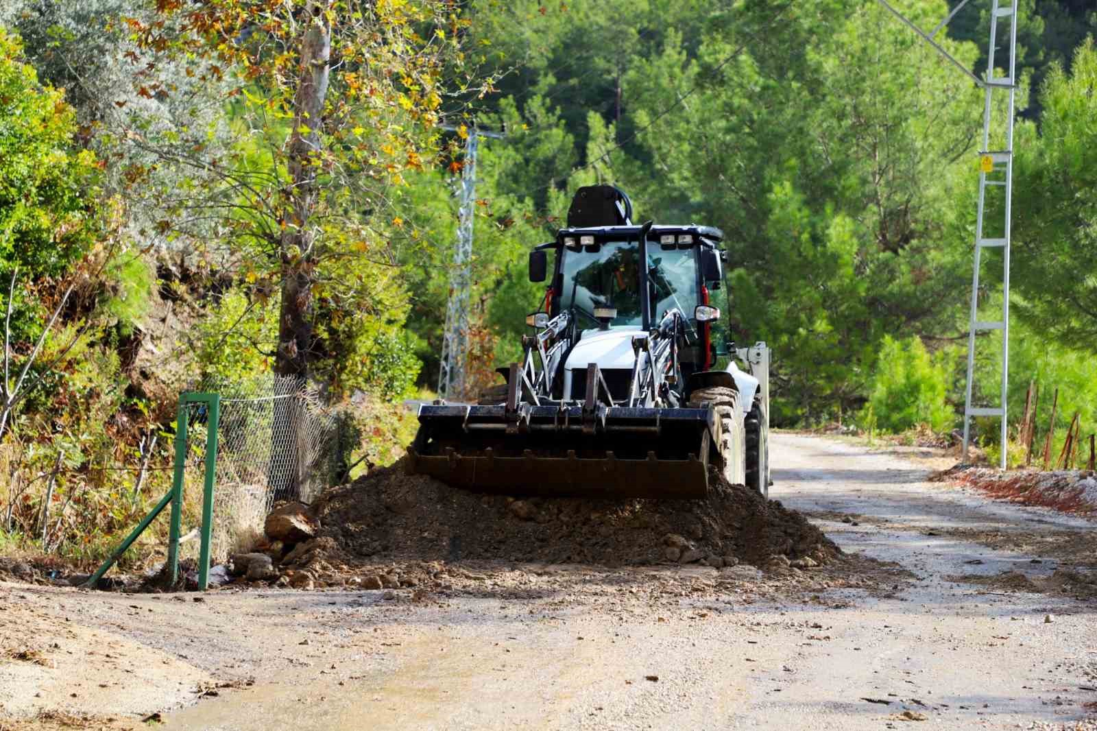 Alanya Belediyesi’nden yağmurda kapanan yollara anında müdahale
