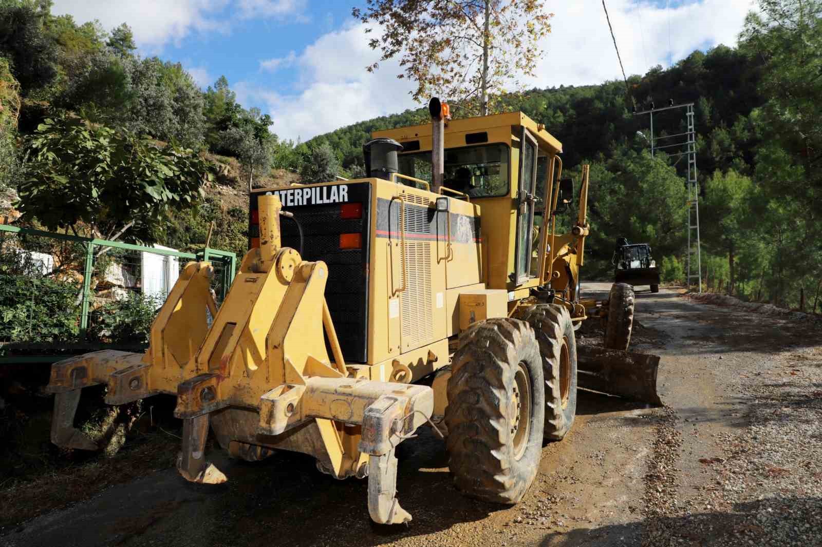 Alanya Belediyesi’nden yağmurda kapanan yollara anında müdahale
