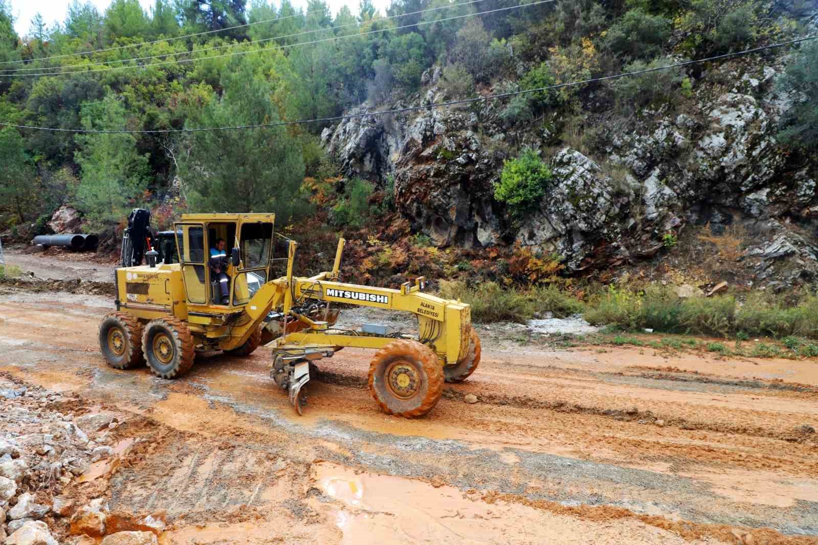 Alanya Belediyesi’nden yağmurda kapanan yollara anında müdahale
