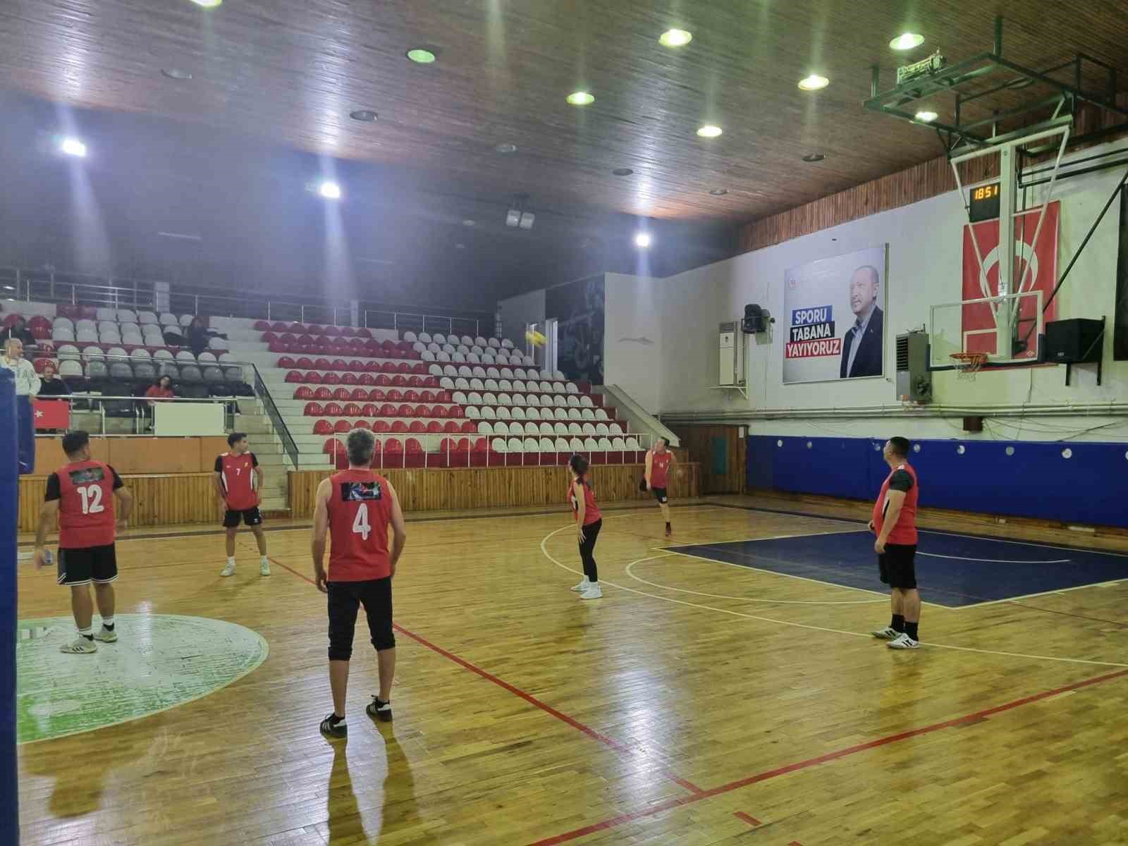 Geleneksel 24 Kasım Öğretmenler Günü voleybol turnuvası başladı
