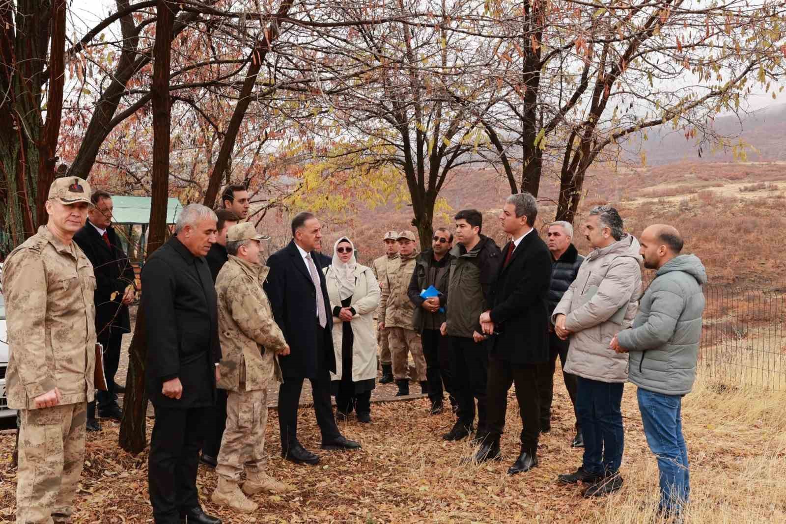 Vali Usta, 33 er şehitler anıtında incelemelerde bulundu
