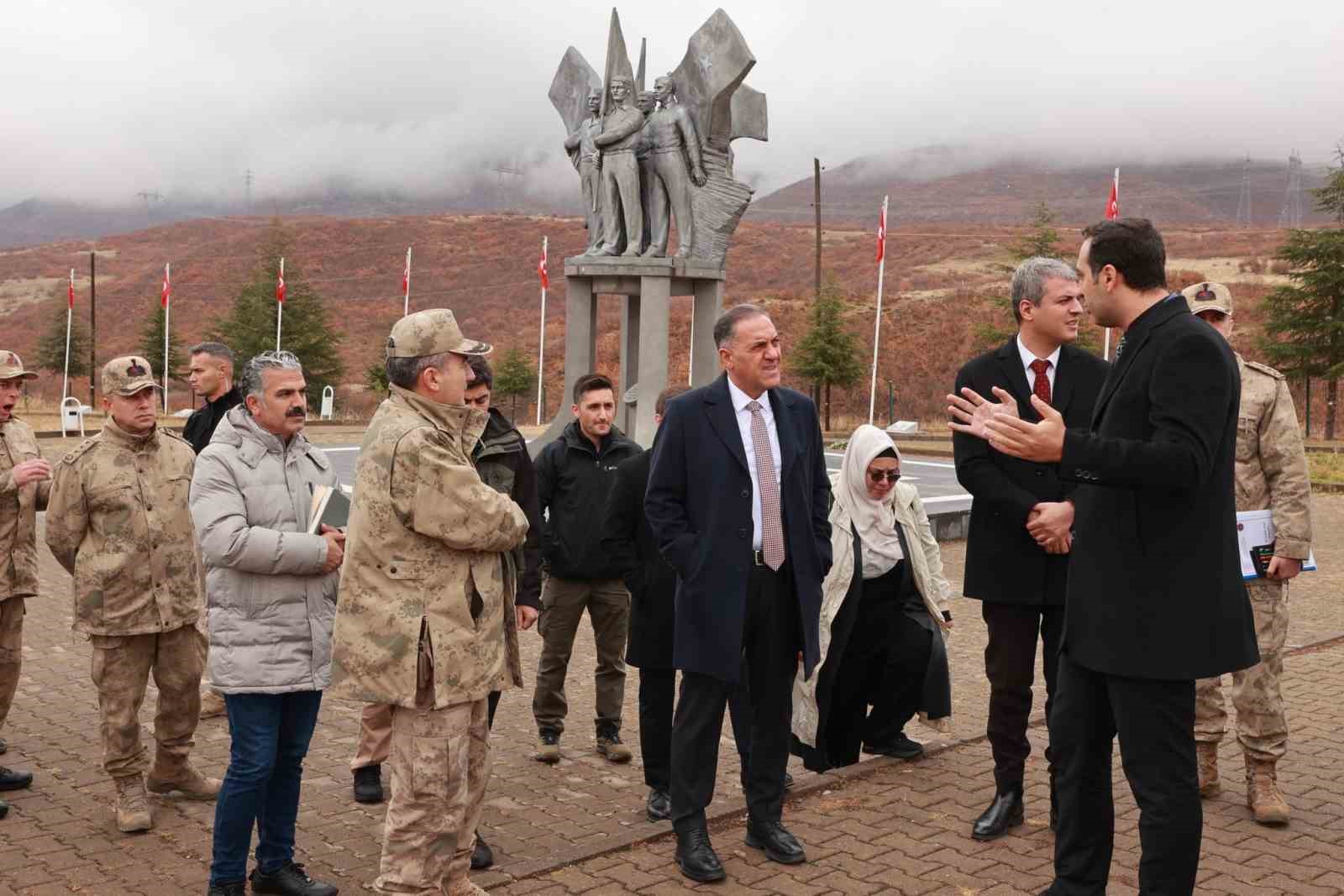 Vali Usta, 33 er şehitler anıtında incelemelerde bulundu
