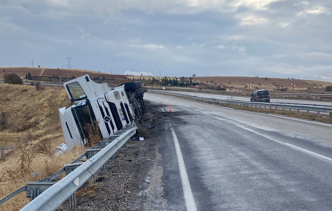 Tır kayganlaşan yolda devrildi
