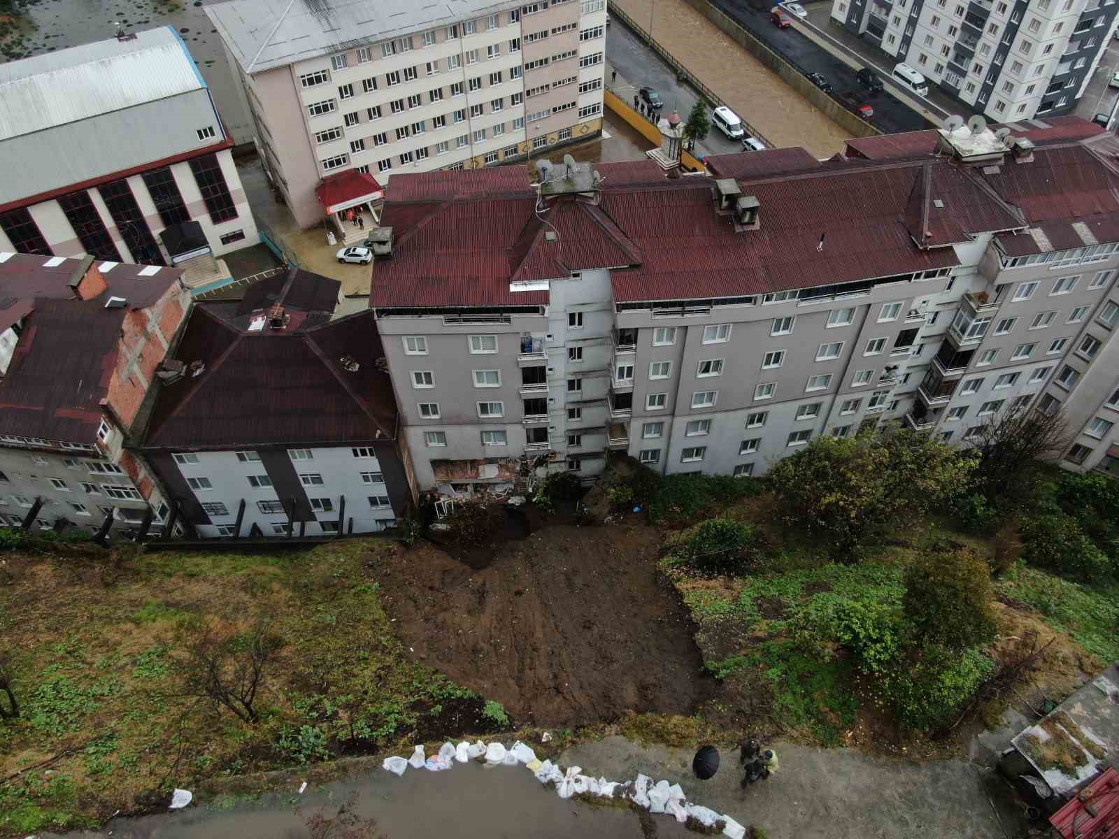 Rize’nin Çayeli ilçesinde heyelanın yaşandığı alan havadan görüntülendi
