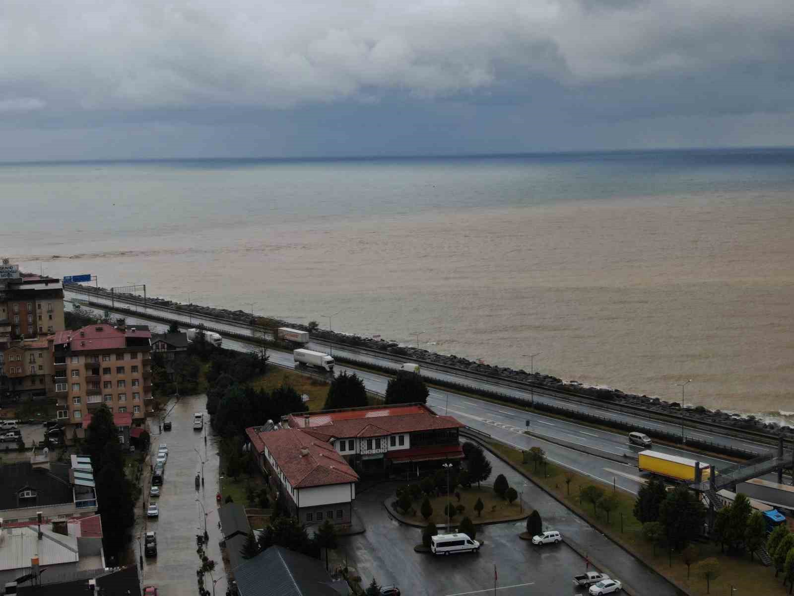 Rize’de yoğun yağışın ardından derelerin getirdiği çamur denizin rengini değiştirdi
