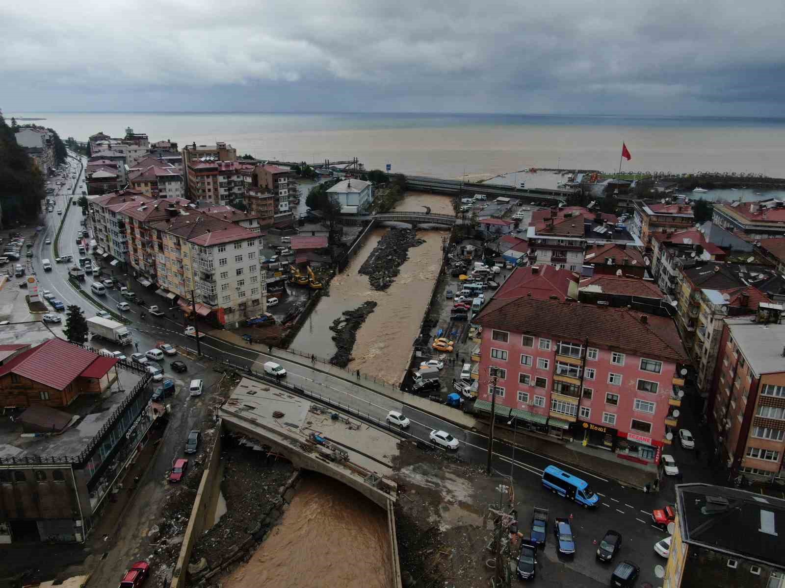 Rize’de yoğun yağışın ardından derelerin getirdiği çamur denizin rengini değiştirdi
