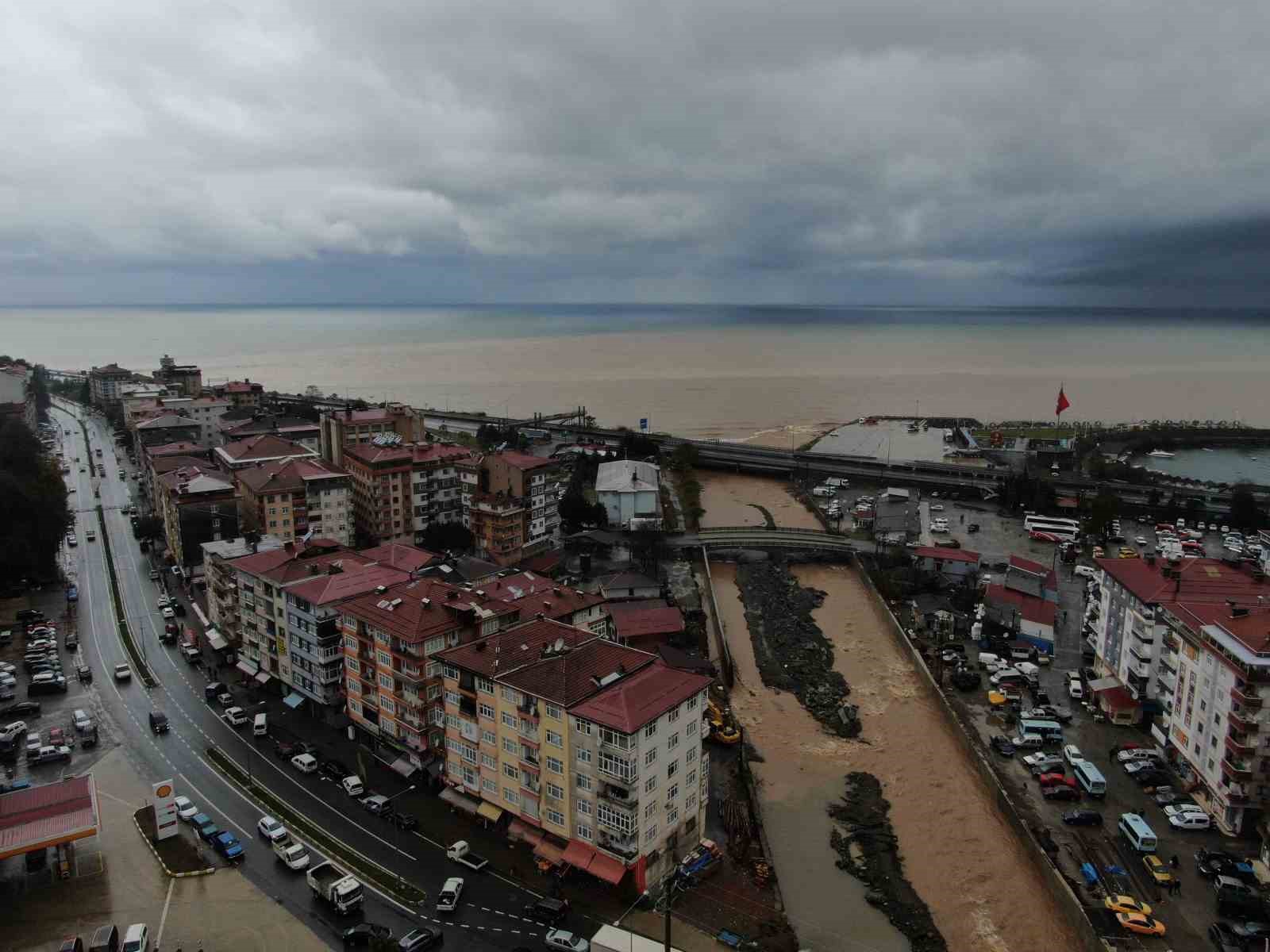 Rize’de yoğun yağışın ardından derelerin getirdiği çamur denizin rengini değiştirdi
