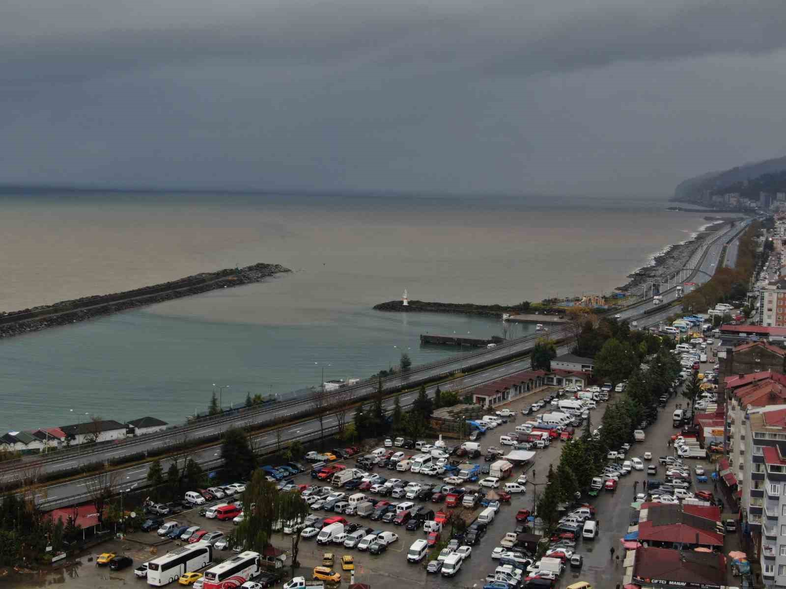 Rize’de yoğun yağışın ardından derelerin getirdiği çamur denizin rengini değiştirdi
